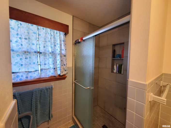 301 GLENVIEW Drive, Carbondale, Illinois 62901, 3 Bedrooms Bedrooms, 0 ,2 BathroomsBathrooms,Residential,For Sale,GLENVIEW,0,RMAEB458837
