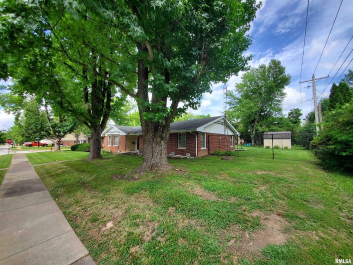 301 GLENVIEW Drive, Carbondale, Illinois 62901, 3 Bedrooms Bedrooms, 0 ,2 BathroomsBathrooms,Residential,For Sale,GLENVIEW,0,RMAEB458837