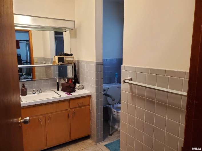 301 GLENVIEW Drive, Carbondale, Illinois 62901, 3 Bedrooms Bedrooms, 0 ,2 BathroomsBathrooms,Residential,For Sale,GLENVIEW,0,RMAEB458837