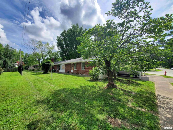 301 GLENVIEW Drive, Carbondale, Illinois 62901, 3 Bedrooms Bedrooms, 0 ,2 BathroomsBathrooms,Residential,For Sale,GLENVIEW,0,RMAEB458837