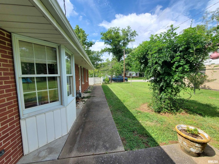 301 GLENVIEW Drive, Carbondale, Illinois 62901, 3 Bedrooms Bedrooms, 0 ,2 BathroomsBathrooms,Residential,For Sale,GLENVIEW,0,RMAEB458837