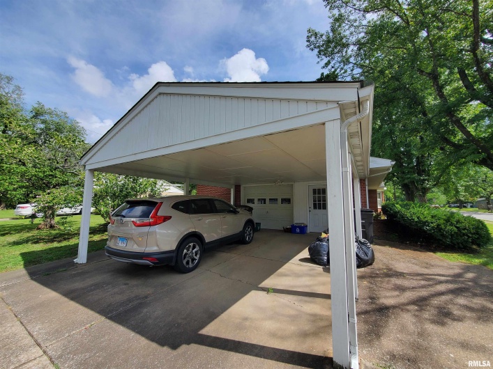 301 GLENVIEW Drive, Carbondale, Illinois 62901, 3 Bedrooms Bedrooms, 0 ,2 BathroomsBathrooms,Residential,For Sale,GLENVIEW,0,RMAEB458837