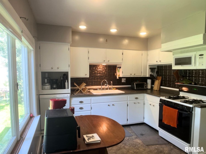 1828 EDITH Street, Murphysboro, Illinois 62966, 4 Bedrooms Bedrooms, 0 ,2 BathroomsBathrooms,Residential,For Sale,EDITH,0,RMAEB458855