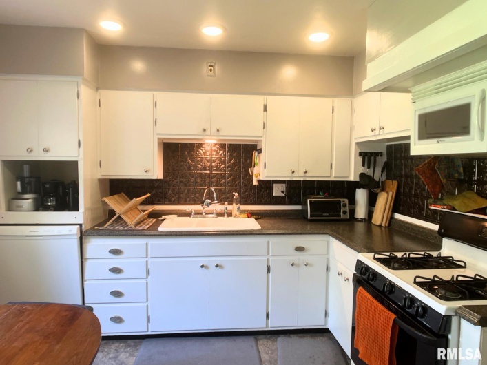 1828 EDITH Street, Murphysboro, Illinois 62966, 4 Bedrooms Bedrooms, 0 ,2 BathroomsBathrooms,Residential,For Sale,EDITH,0,RMAEB458855