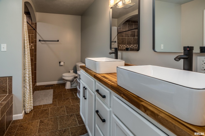 812 Whitecotton Drive, Carterville, Illinois 62918, 3 Bedrooms Bedrooms, 0 ,2 BathroomsBathrooms,Residential,For Sale,Whitecotton,0,RMAEB458884