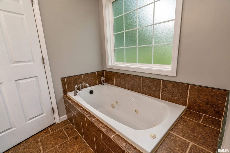 812 Whitecotton Drive, Carterville, Illinois 62918, 3 Bedrooms Bedrooms, 0 ,2 BathroomsBathrooms,Residential,For Sale,Whitecotton,0,RMAEB458884