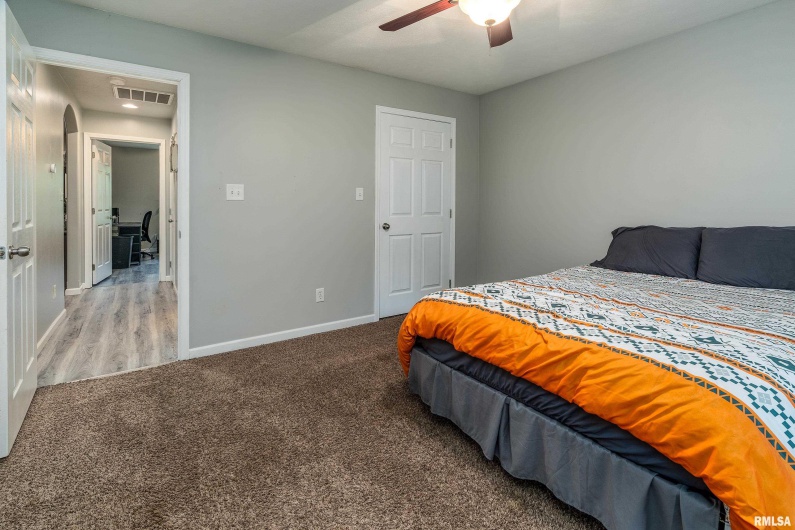 812 Whitecotton Drive, Carterville, Illinois 62918, 3 Bedrooms Bedrooms, 0 ,2 BathroomsBathrooms,Residential,For Sale,Whitecotton,0,RMAEB458884