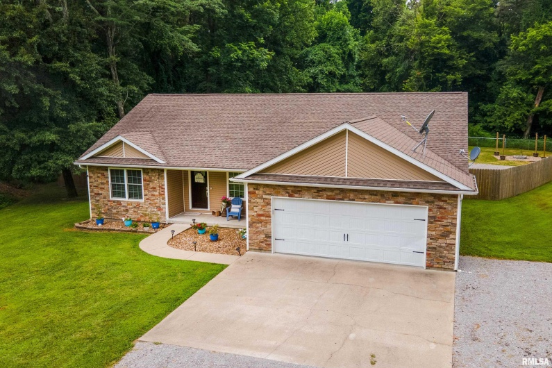 812 Whitecotton Drive, Carterville, Illinois 62918, 3 Bedrooms Bedrooms, 0 ,2 BathroomsBathrooms,Residential,For Sale,Whitecotton,0,RMAEB458884