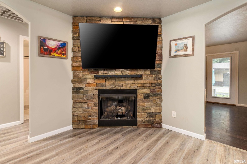812 Whitecotton Drive, Carterville, Illinois 62918, 3 Bedrooms Bedrooms, 0 ,2 BathroomsBathrooms,Residential,For Sale,Whitecotton,0,RMAEB458884
