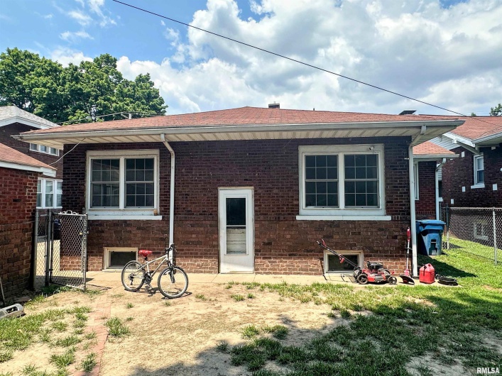 2009 SPRUCE Street, Murphysboro, Illinois 62966, 3 Bedrooms Bedrooms, 0 ,2 BathroomsBathrooms,Residential,For Sale,SPRUCE,0,RMAEB458903