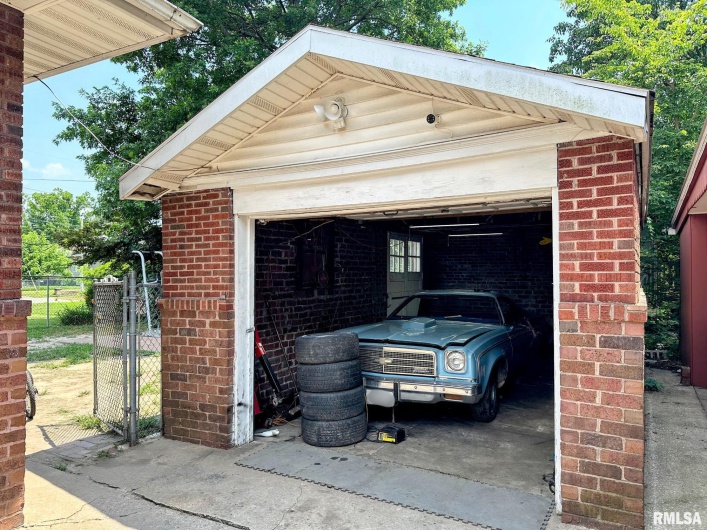 2009 SPRUCE Street, Murphysboro, Illinois 62966, 3 Bedrooms Bedrooms, 0 ,2 BathroomsBathrooms,Residential,For Sale,SPRUCE,0,RMAEB458903