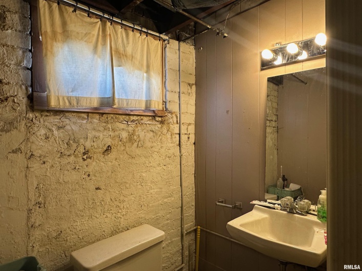 2009 SPRUCE Street, Murphysboro, Illinois 62966, 3 Bedrooms Bedrooms, 0 ,2 BathroomsBathrooms,Residential,For Sale,SPRUCE,0,RMAEB458903