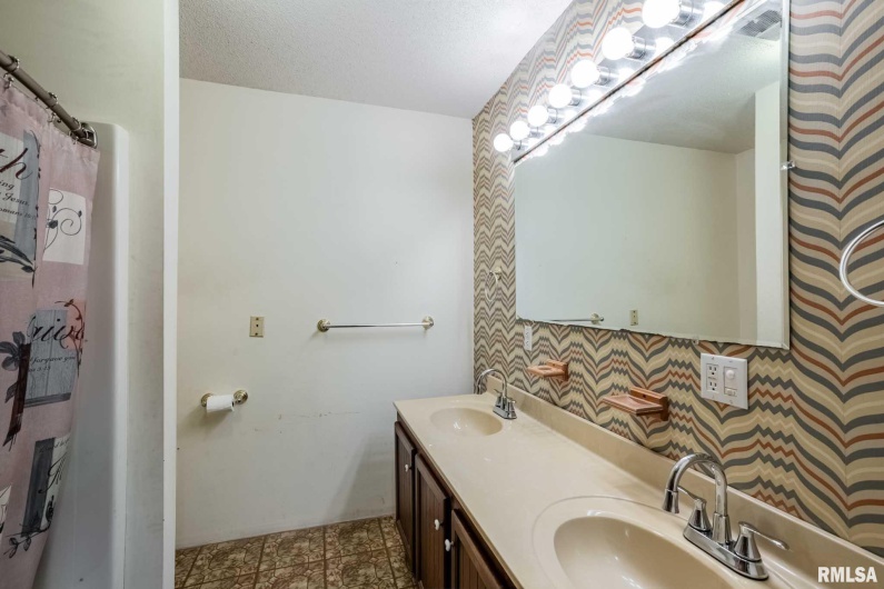 14802 Poor Farm Road, Johnston City, Illinois 62951, 3 Bedrooms Bedrooms, 0 ,2 BathroomsBathrooms,Residential,For Sale,Poor Farm,0,RMAQC4265533