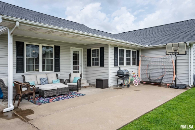 2302 MARIA Drive, Herrin, Illinois 62948, 4 Bedrooms Bedrooms, 0 ,2 BathroomsBathrooms,Residential,For Sale,MARIA,0,RMAQC4265572