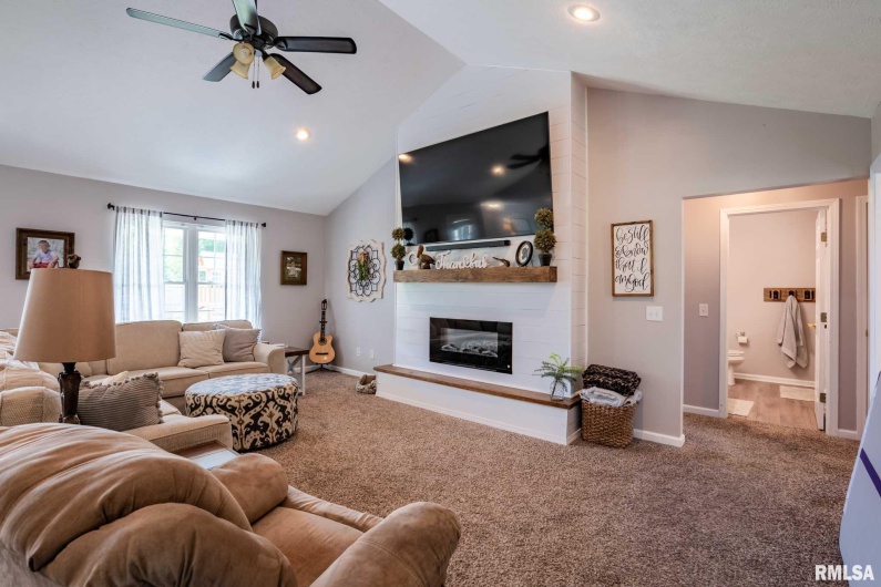 2302 MARIA Drive, Herrin, Illinois 62948, 4 Bedrooms Bedrooms, 0 ,2 BathroomsBathrooms,Residential,For Sale,MARIA,0,RMAQC4265572