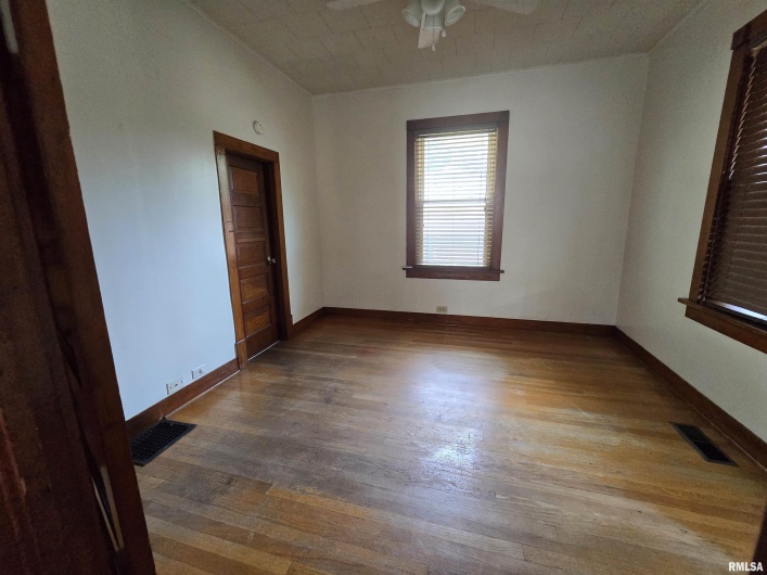 502 CHESTNUT Street, Carbondale, Illinois 62901, 2 Bedrooms Bedrooms, 0 ,1 BathroomBathrooms,Residential,For Sale,CHESTNUT,0,RMAEB458956