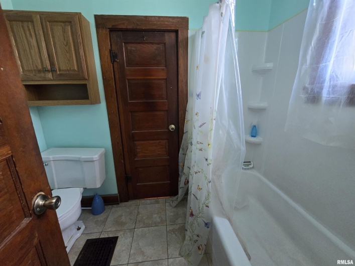 502 CHESTNUT Street, Carbondale, Illinois 62901, 2 Bedrooms Bedrooms, 0 ,1 BathroomBathrooms,Residential,For Sale,CHESTNUT,0,RMAEB458956