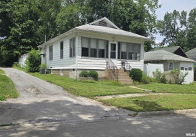 502 CHESTNUT Street, Carbondale, Illinois 62901, 2 Bedrooms Bedrooms, 0 ,1 BathroomBathrooms,Residential,For Sale,CHESTNUT,0,RMAEB458956
