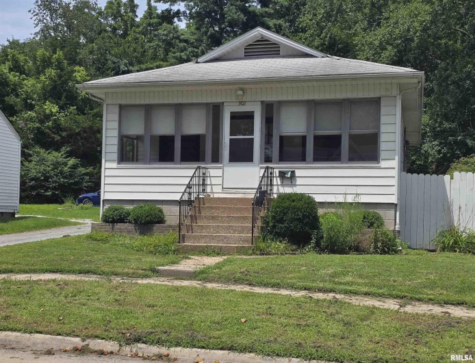 502 CHESTNUT Street, Carbondale, Illinois 62901, 2 Bedrooms Bedrooms, 0 ,1 BathroomBathrooms,Residential,For Sale,CHESTNUT,0,RMAEB458956