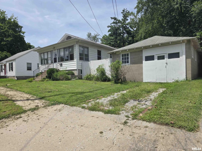 502 CHESTNUT Street, Carbondale, Illinois 62901, 2 Bedrooms Bedrooms, 0 ,1 BathroomBathrooms,Residential,For Sale,CHESTNUT,0,RMAEB458956