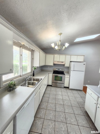 900 Beadle Drive, Carbondale, Illinois 62901, 3 Bedrooms Bedrooms, 0 ,2 BathroomsBathrooms,Residential,For Sale,Beadle,0,RMAEB457184