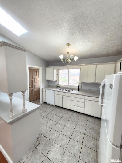 900 Beadle Drive, Carbondale, Illinois 62901, 3 Bedrooms Bedrooms, 0 ,2 BathroomsBathrooms,Residential,For Sale,Beadle,0,RMAEB457184