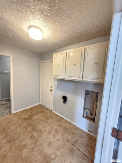 900 Beadle Drive, Carbondale, Illinois 62901, 3 Bedrooms Bedrooms, 0 ,2 BathroomsBathrooms,Residential,For Sale,Beadle,0,RMAEB457184