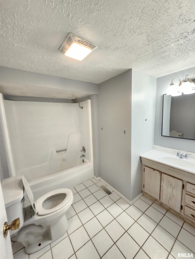 900 Beadle Drive, Carbondale, Illinois 62901, 3 Bedrooms Bedrooms, 0 ,2 BathroomsBathrooms,Residential,For Sale,Beadle,0,RMAEB457184