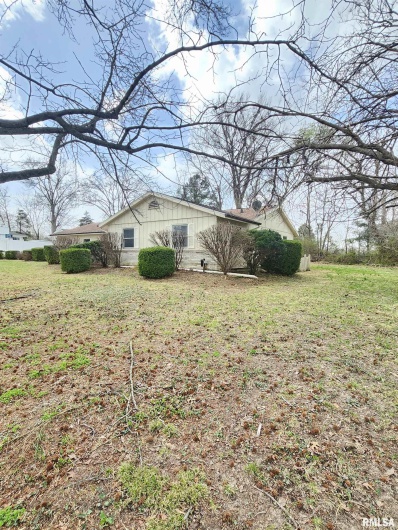 900 Beadle Drive, Carbondale, Illinois 62901, 3 Bedrooms Bedrooms, 0 ,2 BathroomsBathrooms,Residential,For Sale,Beadle,0,RMAEB457184