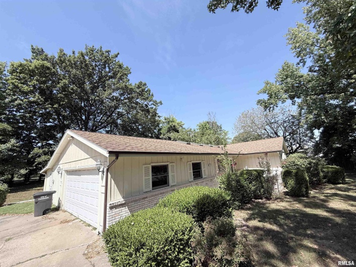 900 Beadle Drive, Carbondale, Illinois 62901, 3 Bedrooms Bedrooms, 0 ,2 BathroomsBathrooms,Residential,For Sale,Beadle,0,RMAEB457184