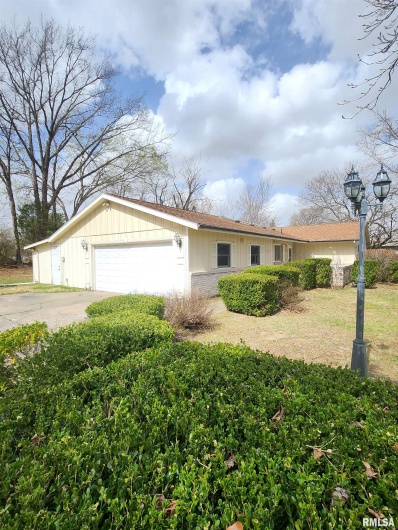 900 Beadle Drive, Carbondale, Illinois 62901, 3 Bedrooms Bedrooms, 0 ,2 BathroomsBathrooms,Residential,For Sale,Beadle,0,RMAEB457184