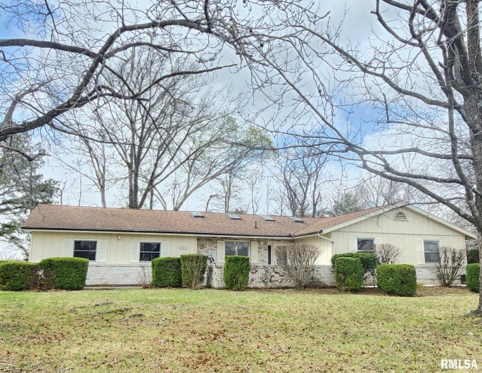 900 Beadle Drive, Carbondale, Illinois 62901, 3 Bedrooms Bedrooms, 0 ,2 BathroomsBathrooms,Residential,For Sale,Beadle,0,RMAEB457184
