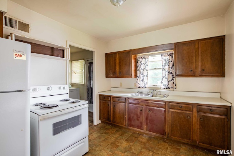 511 DAVIS Street, Carbondale, Illinois 62901, 2 Bedrooms Bedrooms, 0 ,1 BathroomBathrooms,Residential,For Sale,DAVIS,0,RMAEB458983