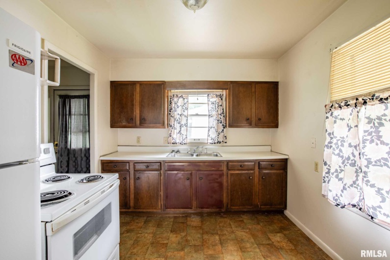 511 DAVIS Street, Carbondale, Illinois 62901, 2 Bedrooms Bedrooms, 0 ,1 BathroomBathrooms,Residential,For Sale,DAVIS,0,RMAEB458983
