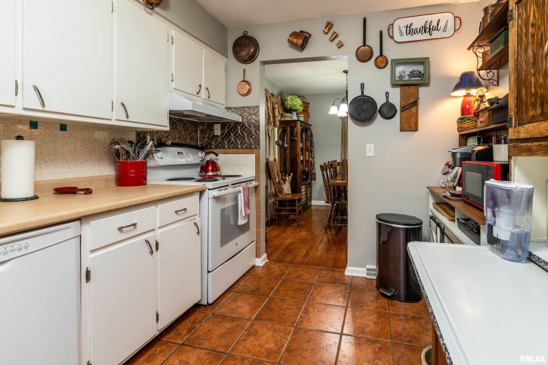 905 GLENVIEW Drive, Carbondale, Illinois 62901, 3 Bedrooms Bedrooms, 0 ,1 BathroomBathrooms,Residential,For Sale,GLENVIEW,0,RMAQC4265698