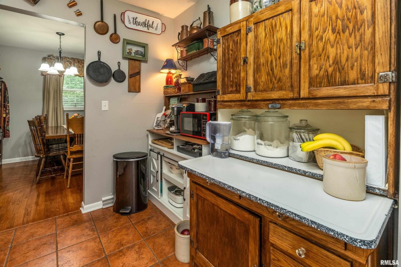 905 GLENVIEW Drive, Carbondale, Illinois 62901, 3 Bedrooms Bedrooms, 0 ,1 BathroomBathrooms,Residential,For Sale,GLENVIEW,0,RMAQC4265698