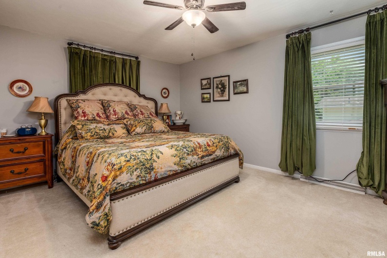 905 GLENVIEW Drive, Carbondale, Illinois 62901, 3 Bedrooms Bedrooms, 0 ,1 BathroomBathrooms,Residential,For Sale,GLENVIEW,0,RMAQC4265698