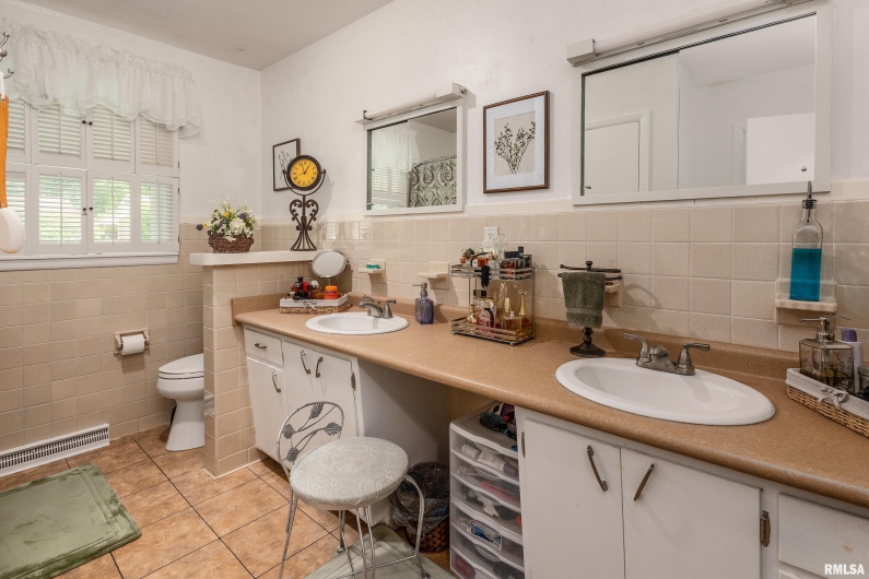 905 GLENVIEW Drive, Carbondale, Illinois 62901, 3 Bedrooms Bedrooms, 0 ,1 BathroomBathrooms,Residential,For Sale,GLENVIEW,0,RMAQC4265698