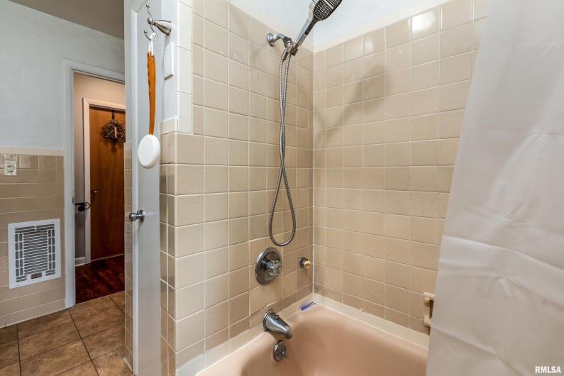 905 GLENVIEW Drive, Carbondale, Illinois 62901, 3 Bedrooms Bedrooms, 0 ,1 BathroomBathrooms,Residential,For Sale,GLENVIEW,0,RMAQC4265698