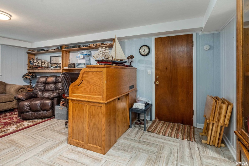 905 GLENVIEW Drive, Carbondale, Illinois 62901, 3 Bedrooms Bedrooms, 0 ,1 BathroomBathrooms,Residential,For Sale,GLENVIEW,0,RMAQC4265698