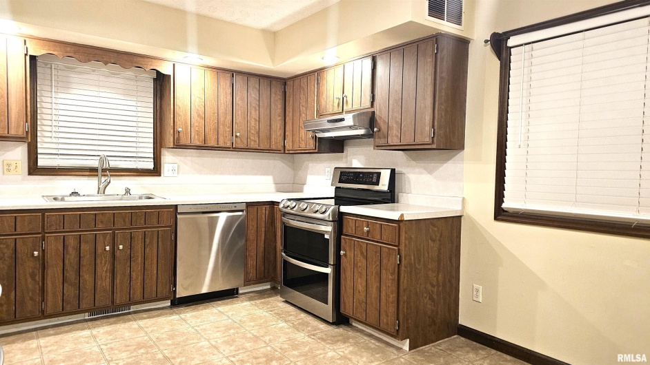 3000 CLIFTON Court, Marion, Illinois 62959, 3 Bedrooms Bedrooms, 0 ,2 BathroomsBathrooms,Residential,For Sale,CLIFTON,0,RMAEB456355