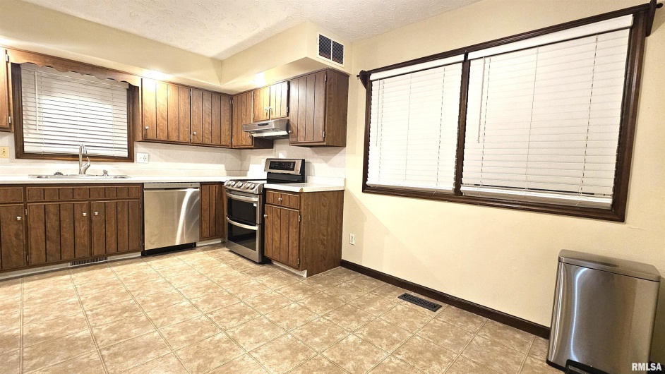 3000 CLIFTON Court, Marion, Illinois 62959, 3 Bedrooms Bedrooms, 0 ,2 BathroomsBathrooms,Residential,For Sale,CLIFTON,0,RMAEB456355