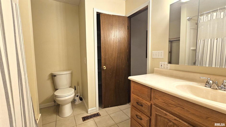 3000 CLIFTON Court, Marion, Illinois 62959, 3 Bedrooms Bedrooms, 0 ,2 BathroomsBathrooms,Residential,For Sale,CLIFTON,0,RMAEB456355