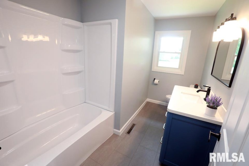 200 CIRCLE Drive, Herrin, Illinois 62948, 3 Bedrooms Bedrooms, 0 ,2 BathroomsBathrooms,Residential,For Sale,CIRCLE,0,RMAEB458991
