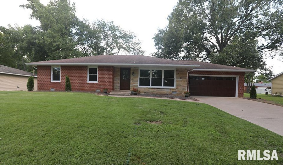 200 CIRCLE Drive, Herrin, Illinois 62948, 3 Bedrooms Bedrooms, 0 ,2 BathroomsBathrooms,Residential,For Sale,CIRCLE,0,RMAEB458991