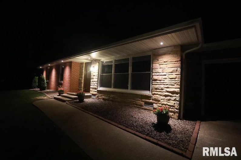 200 CIRCLE Drive, Herrin, Illinois 62948, 3 Bedrooms Bedrooms, 0 ,2 BathroomsBathrooms,Residential,For Sale,CIRCLE,0,RMAEB458991