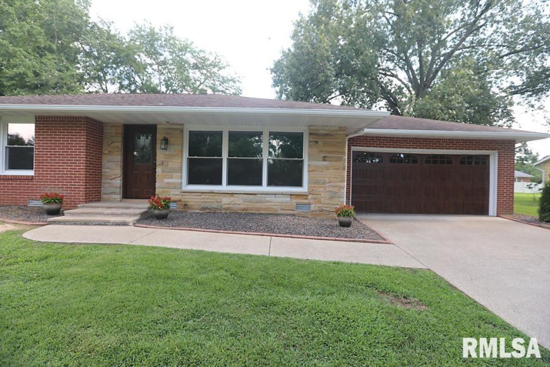 200 CIRCLE Drive, Herrin, Illinois 62948, 3 Bedrooms Bedrooms, 0 ,2 BathroomsBathrooms,Residential,For Sale,CIRCLE,0,RMAEB458991