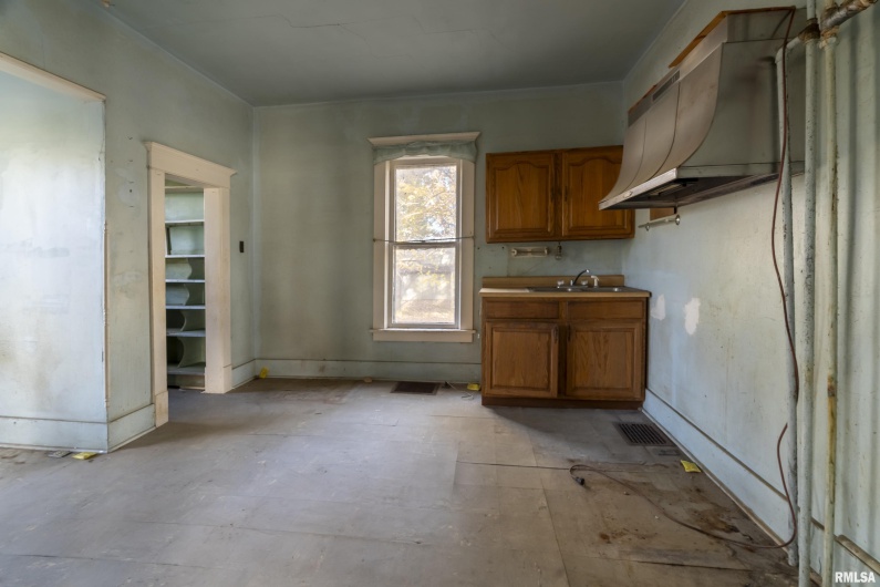 1250 PARK Street, Carbondale, Illinois 62901, 4 Bedrooms Bedrooms, 0 ,1 BathroomBathrooms,Residential,For Sale,PARK,0,RMAEB455822
