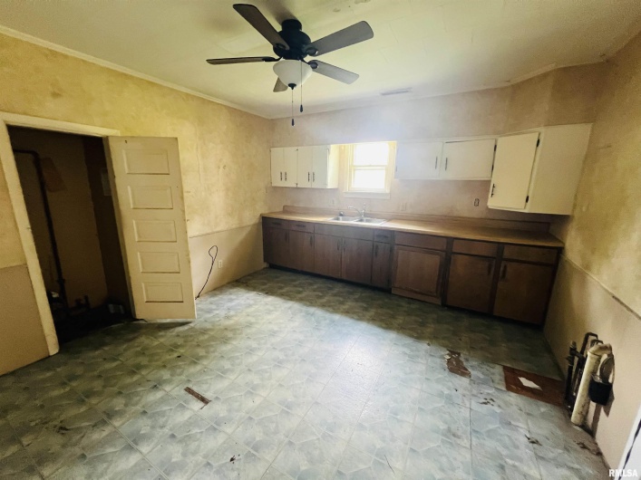 2417 1ST Street, Eldorado, Illinois 62930, 1 Bedroom Bedrooms, 0 ,1 BathroomBathrooms,Residential,For Sale,1ST,0,RMAEB458998
