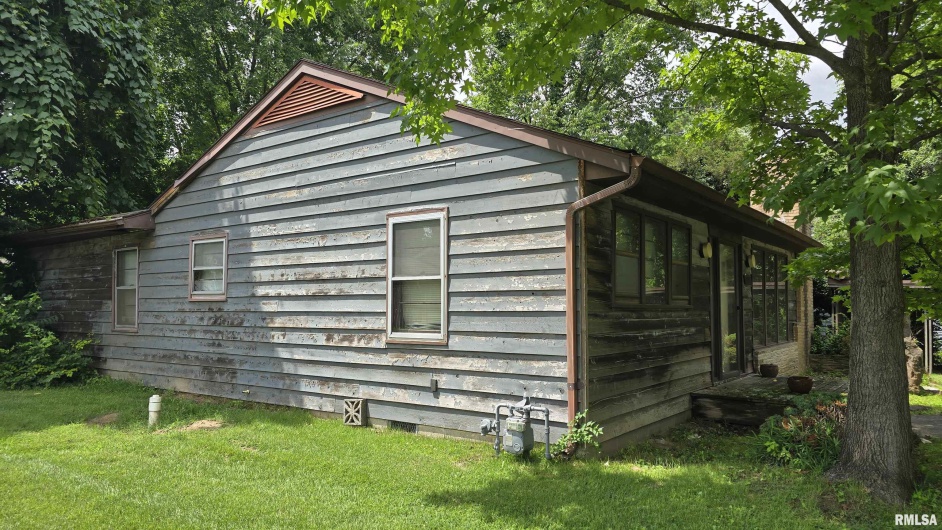 1004 TAYLOR Drive, Carbondale, Illinois 62901, 4 Bedrooms Bedrooms, 0 ,3 BathroomsBathrooms,Residential,For Sale,TAYLOR,0,RMAEB459004